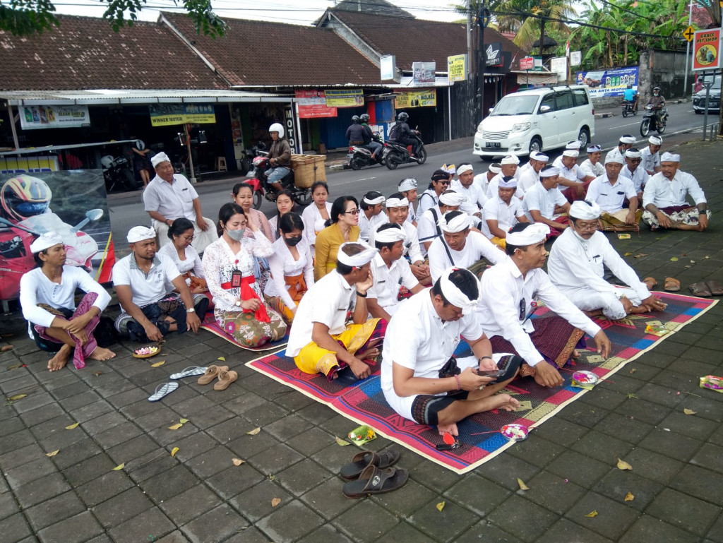 Piodalan Ring Pura Melanting Lan Tugu Karang Bumdes Dalung